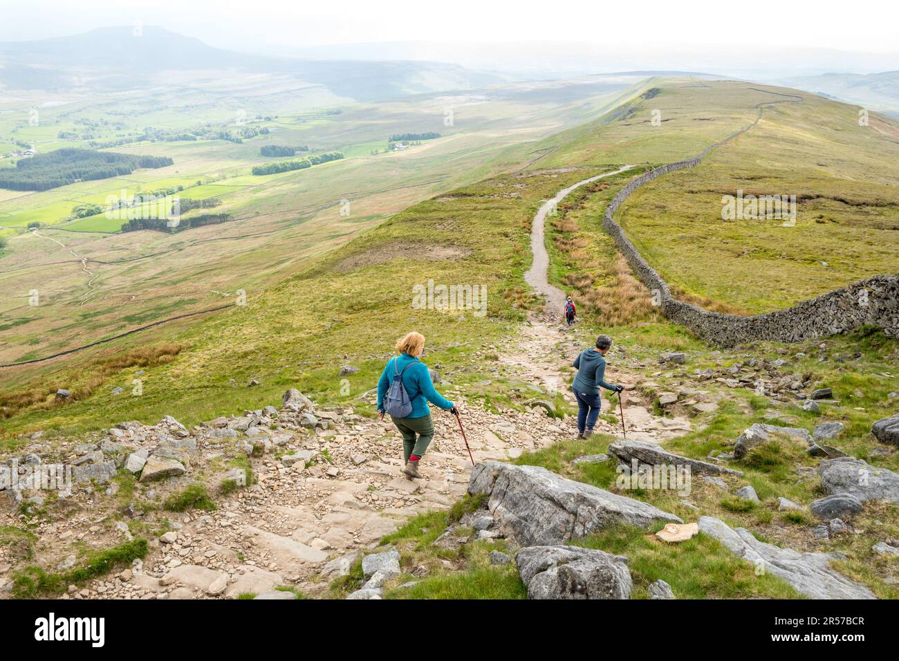 Caminantes en el sendero Whenside, uno de los tres picos de Yorkshire. Foto de stock