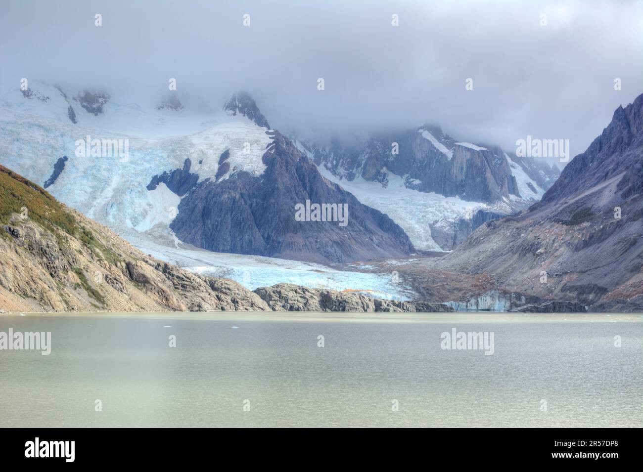 Majestuosos glaciares en las montañas patagónicas en El Chaltén en el Parque Nacional Los Glaciares en Argentina Foto de stock