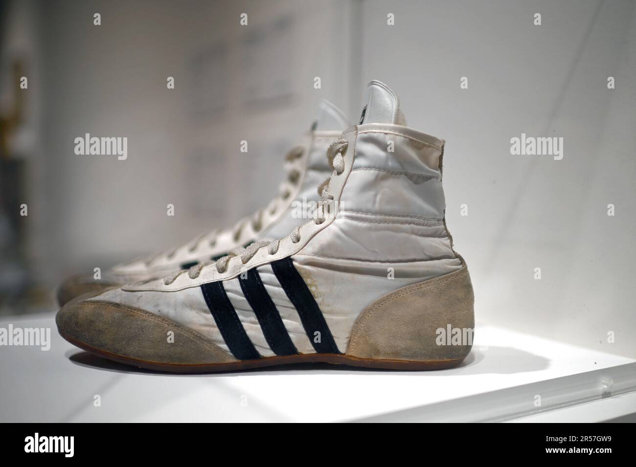 Nueva York, EE.UU. 01st de junio de 2023. Un par de zapatillas altas de  Adidas usadas por el cantante Freddie Mercury en exhibición en Sotheby's,  Nueva York, 1 de junio de 2023.