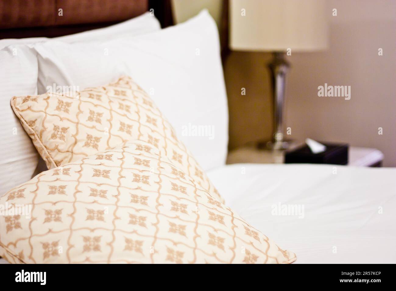 Concepto de lujo, almohadas y luna de miel en un hotel de lujo Foto de stock