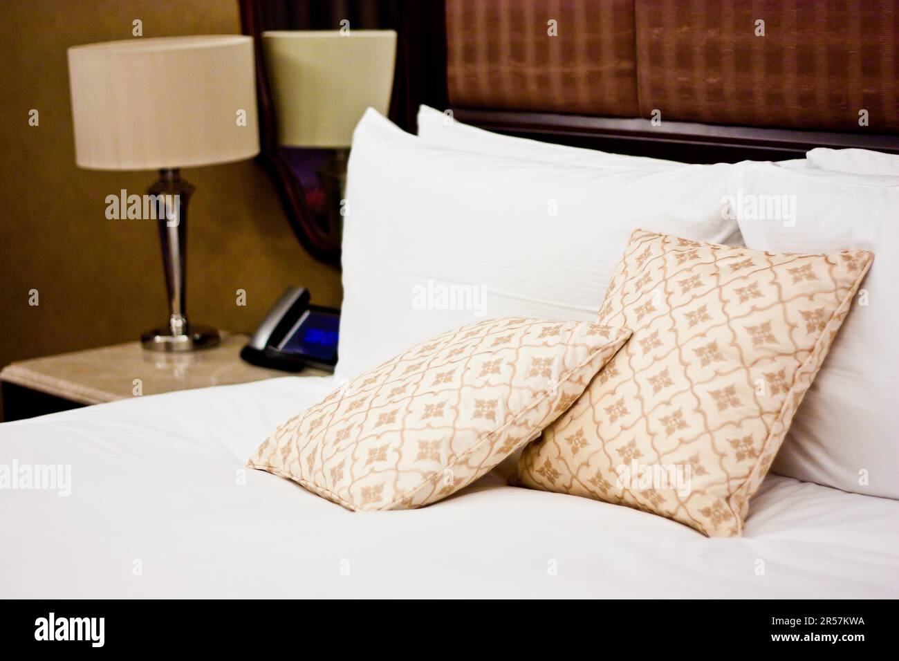 Concepto de lujo, almohadas y luna de miel en un hotel de lujo Foto de stock