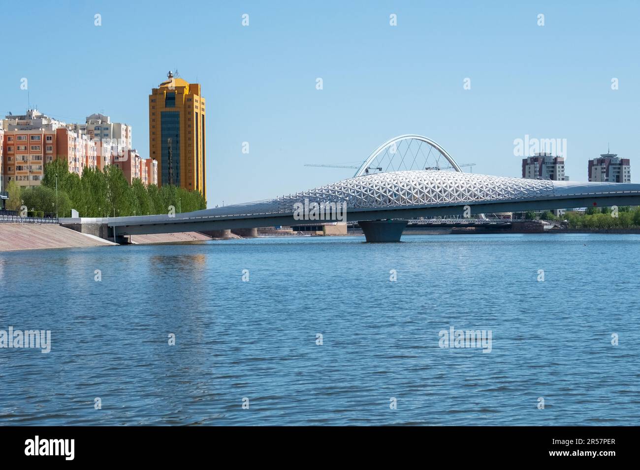 Vista del moderno puente peatonal Atyrau sobre el río Ishim en Astana, la capital de Kazajstán. Asia Central Viajes Foto de stock
