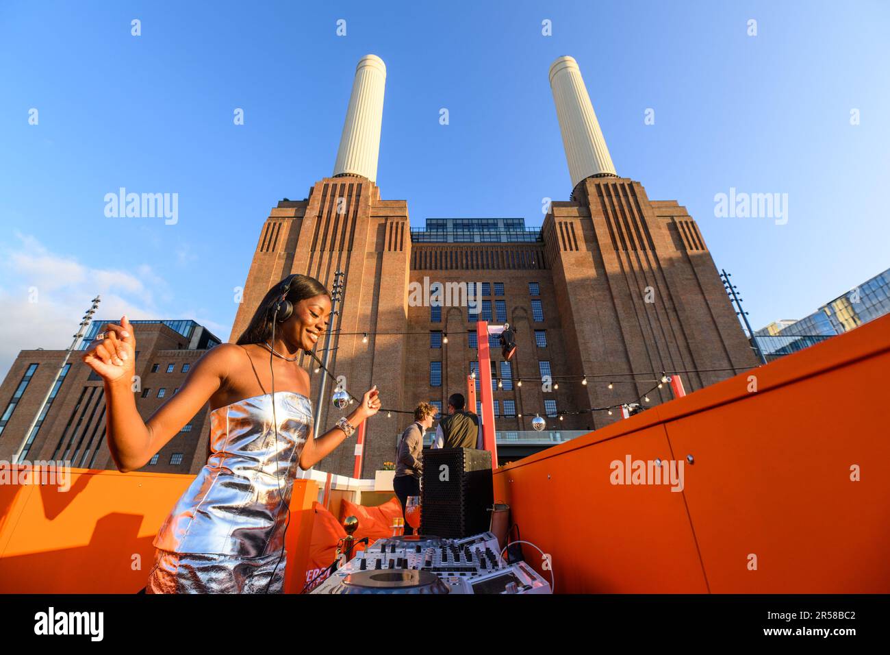 EDITORIAL USE SOLO DJ de AJ Odudu en la inauguración del Aperol Spritz en la central eléctrica de Battersea en Londres. Fecha de la fotografía: Jueves 1 de junio de 2023. Foto de stock
