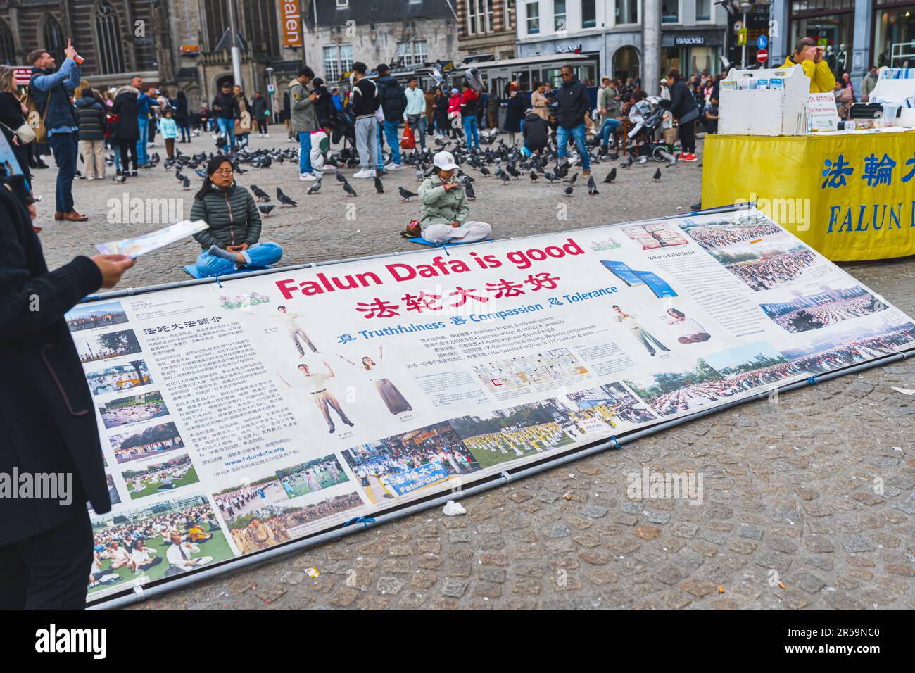04.18.2023 Amsterdam, Países Bajos. Manifestantes en las calles de Amsterdam. La protesta al aire libre combate la violencia y la falta de igualdad. Foto de alta calidad Foto de stock