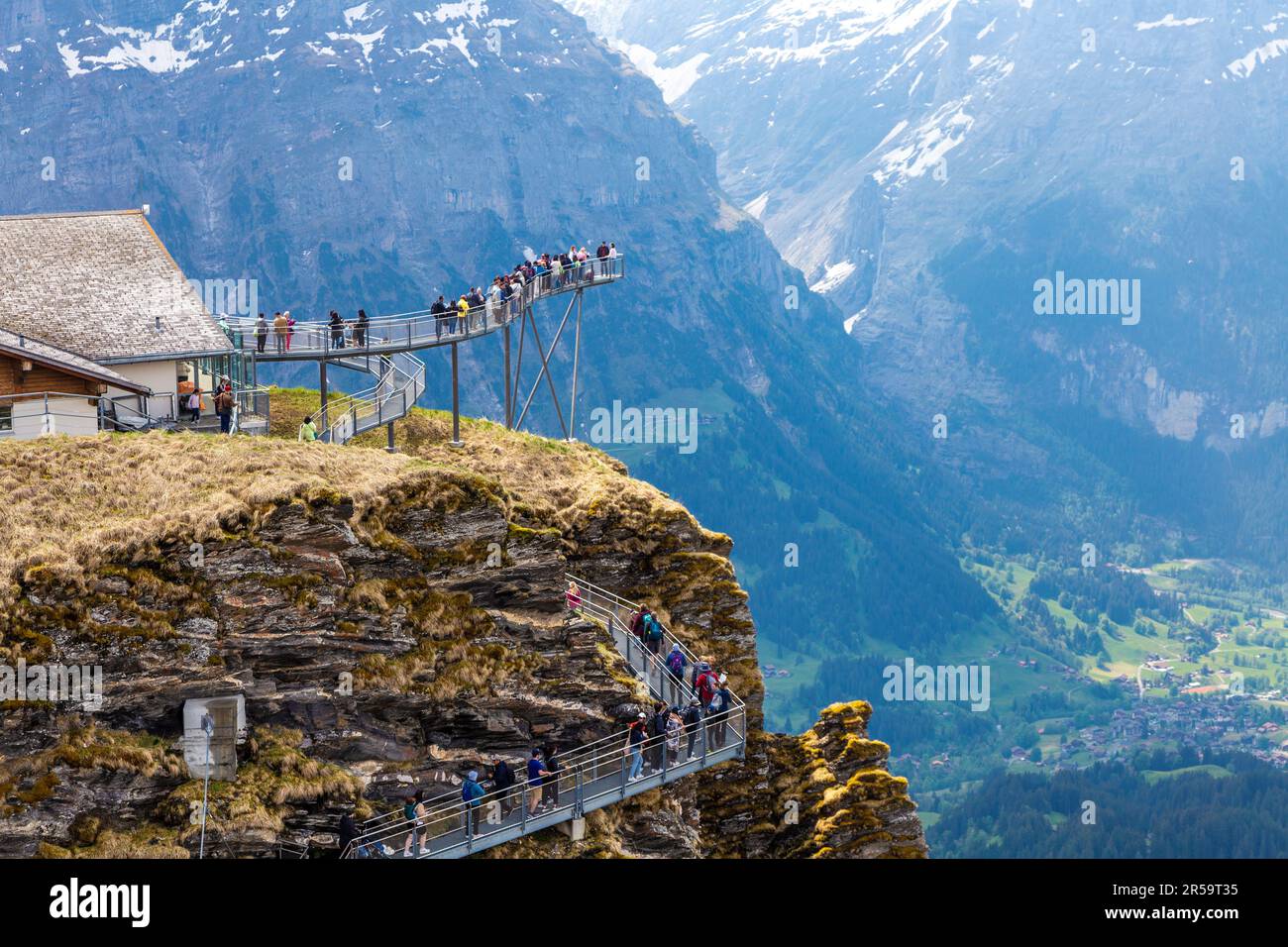 La gente en el primer acantilado camina en la primera cumbre de la montaña, Suiza Foto de stock