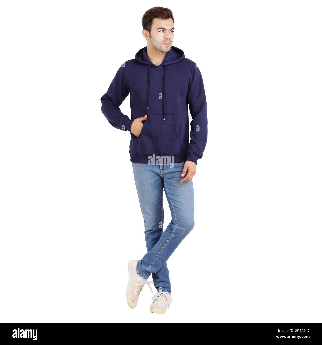 Una sudadera blanca en blanco sobre un hombre deportivo con jeans azules,  sobre un fondo. Plantilla de ropa para presentación de diseño e impresión.  Textil informal Fotografía de stock - Alamy