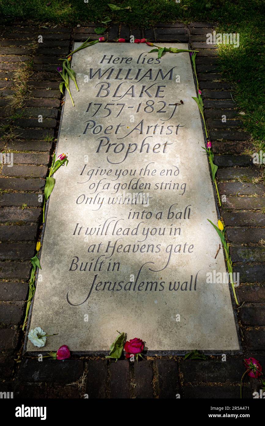 William Blake Grave - William Blake Gravestone en Bunhill Fields Burial Ground Londres. Piedra instalada en 2018, tallada por Lida Cardozo, verso de Jerusalén. Foto de stock