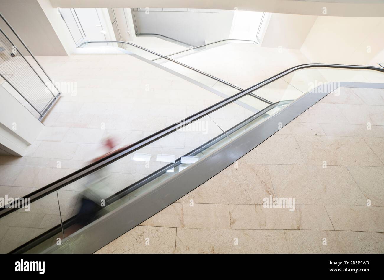 Escalera recta Liverpool con barandilla de aluminio