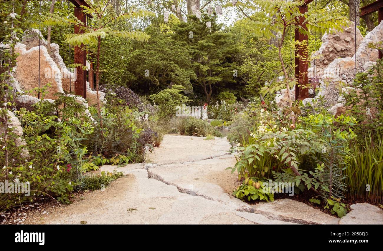 The Samaritans' Listening Garden diseñado por Darren Hawkes en el Chelsea Flower Show 2023 en Londres, Reino Unido. Foto de stock