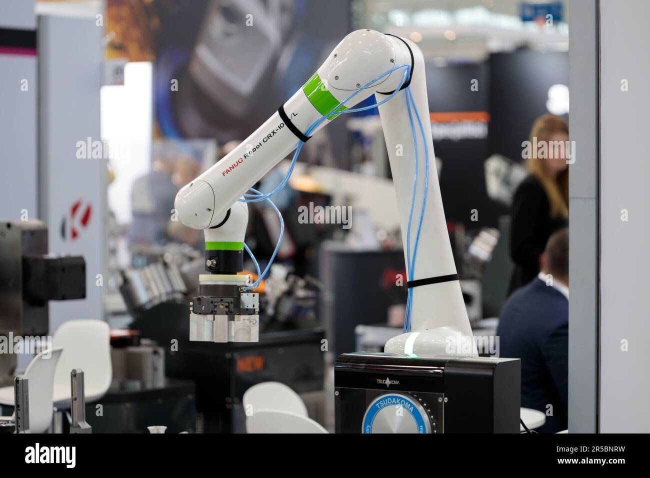 Robot industrial en la EXPO de alta tecnología, ITM Industry Europe. Foto de stock