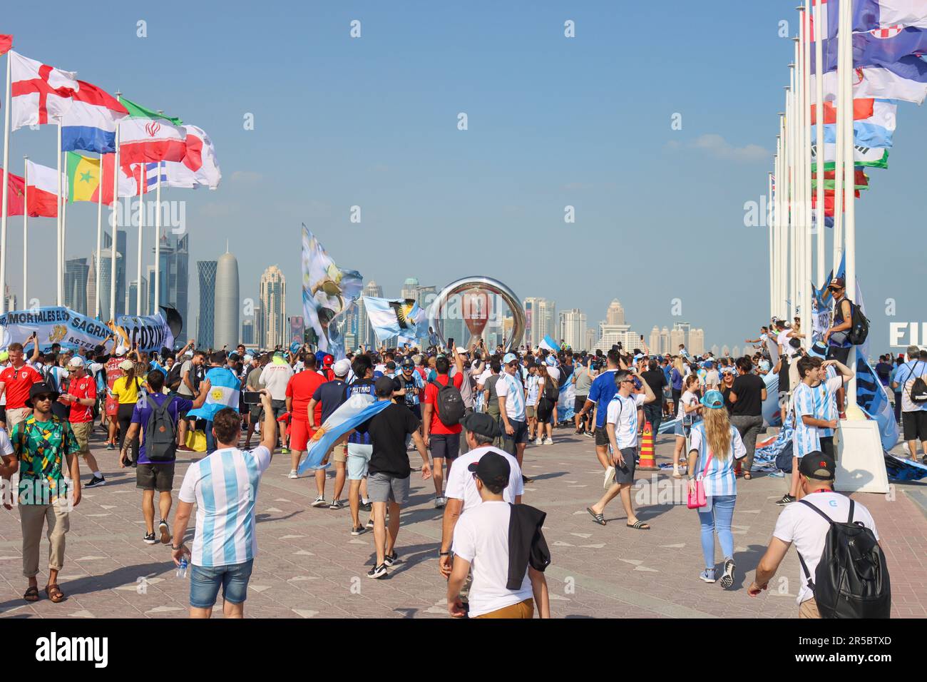 Doha, Qatar. 21, noviembre de 2022. Los aficionados argentinos hacen una bandera en la Corniche para apoyar a la Selección Argentina antes del inicio de la FIFA WOR Foto de stock