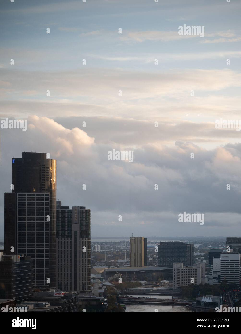 Una toma vertical del vibrante horizonte de la ciudad de Melbourne, Victoria, Australia Foto de stock