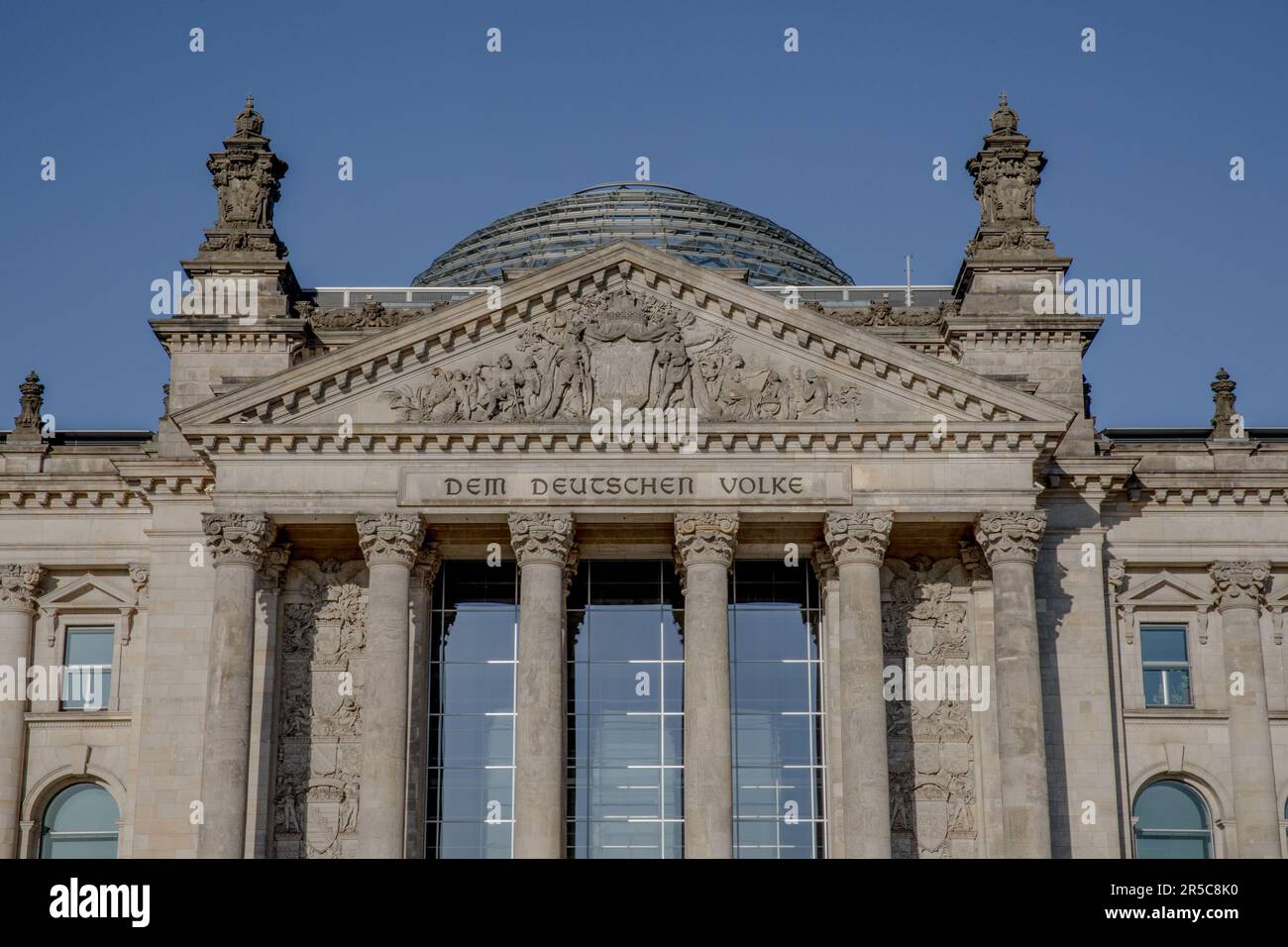 El histórico edificio del Reichstag en Berlín es un poderoso símbolo de  democracia, resiliencia e historia alemana. Bañada por la suave luz del sol  el 2 de junio de 2023, su gran