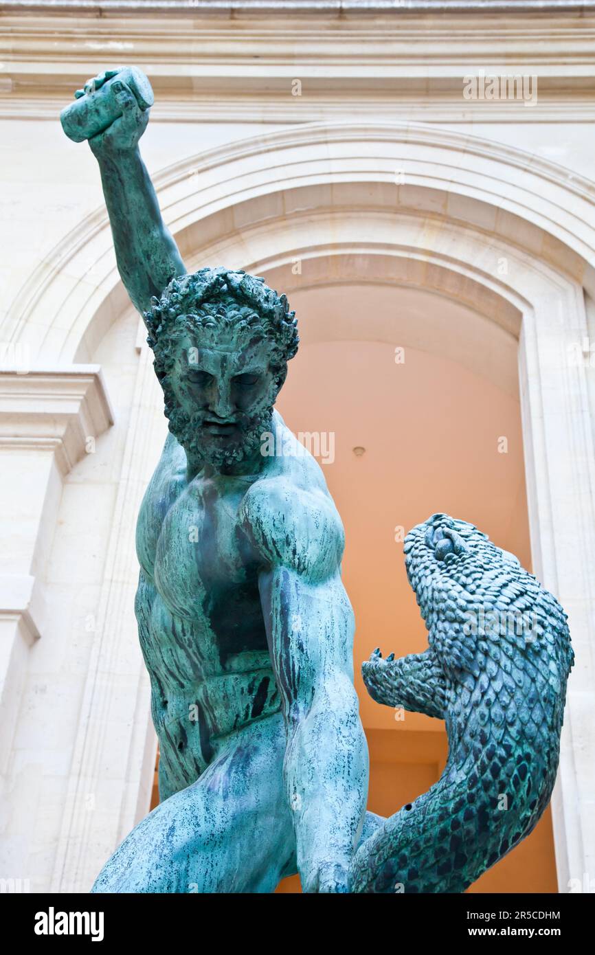 Estatua de bronce en el Luovre museo, sólo para uso editorial Foto de stock