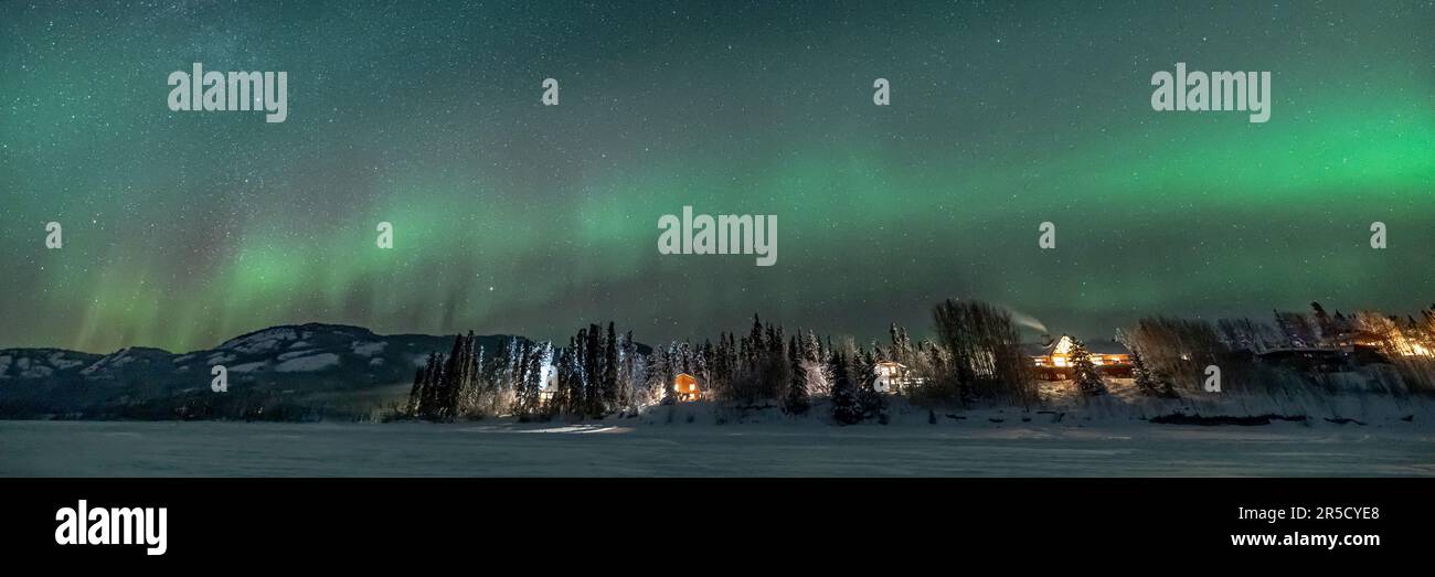 Increíbles luces del norte vistas en el territorio del Yukón durante el