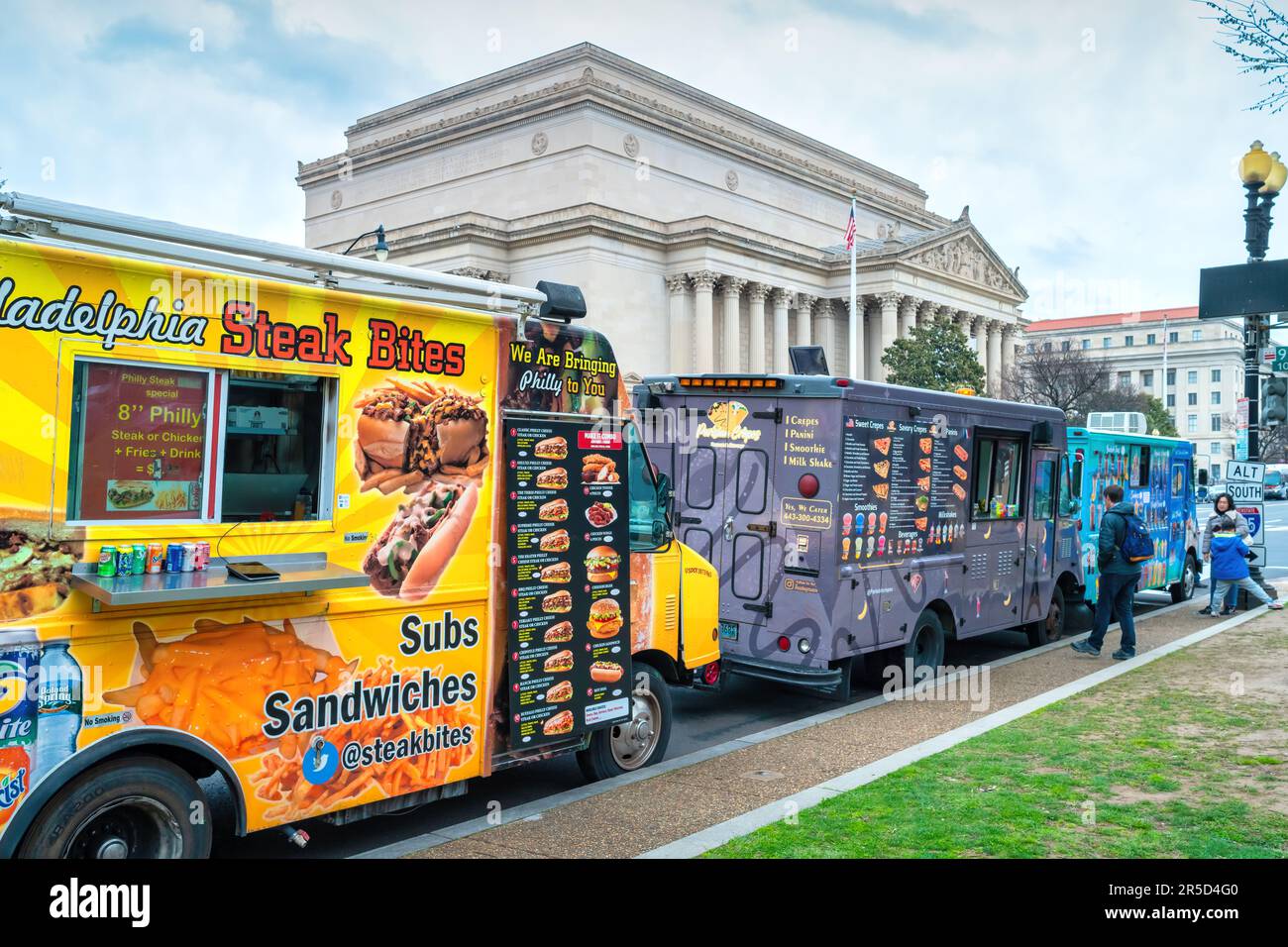 Camiones de comida en Constitution Avenue en el centro de Washington DC, EE.UU. Foto de stock