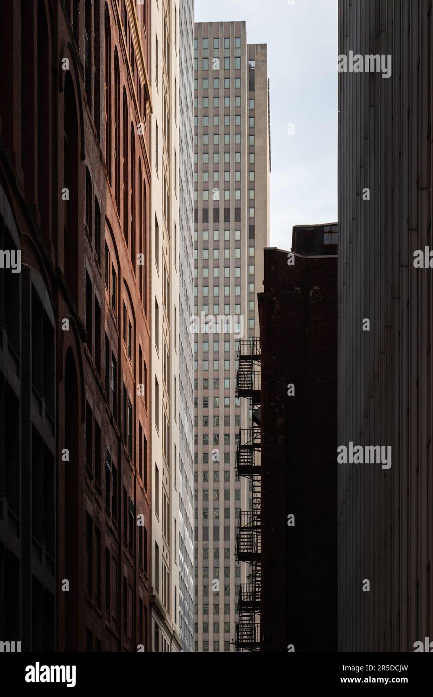 La variada arquitectura de los altos edificios en Pittsburgh, Pennsylvania Foto de stock