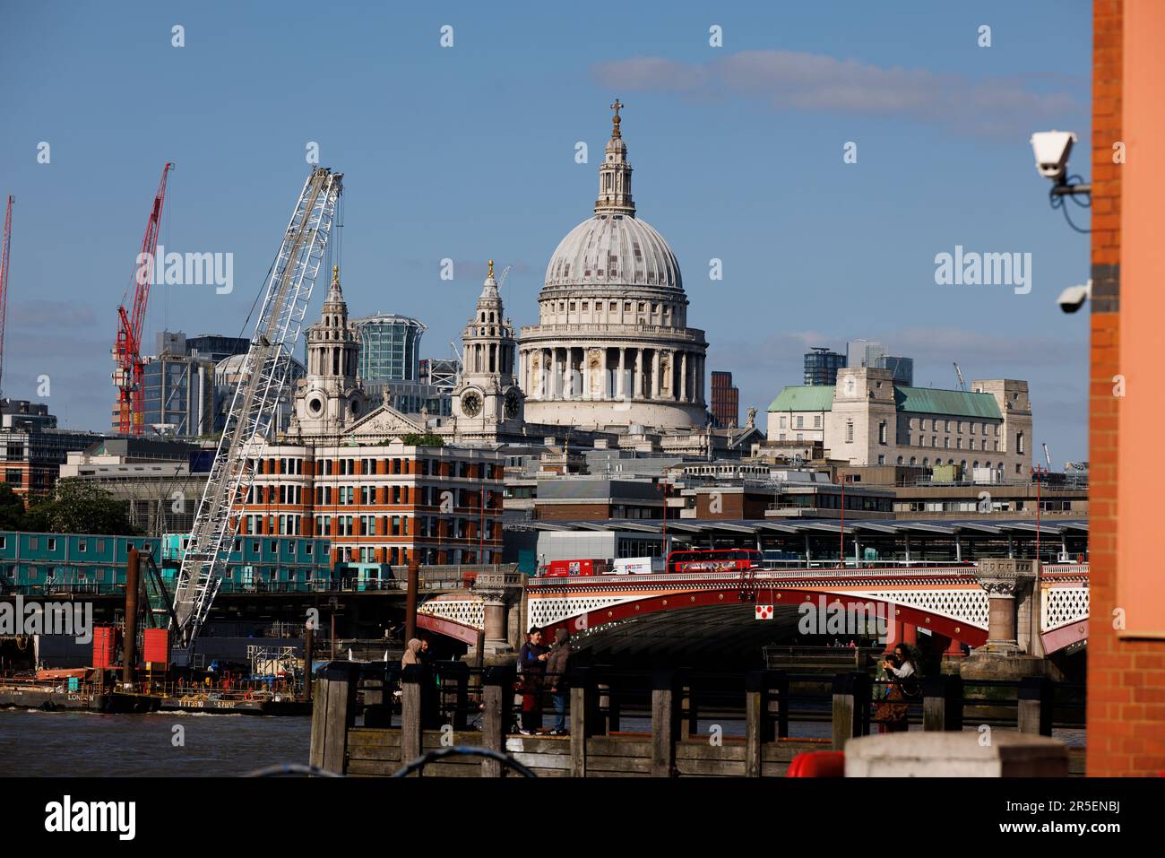 Catedral de San Pablo vista desde el Southbank con grúas y cámaras de
