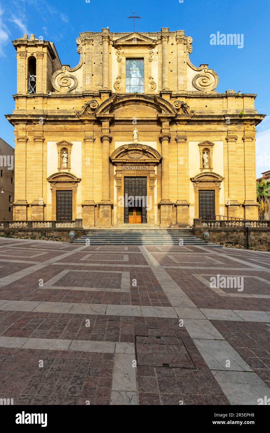 Catedral de Sciacca, la catedral, fundada por los normandos a principios del siglo XII y reconstruida más tarde (siglo XVII) en estilo barroco, está dedicada a la t Foto de stock