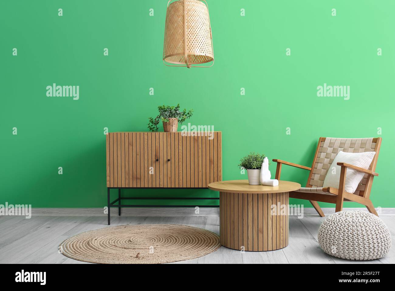 Alfombra de mimbre en suelo de madera clara en el interior de la habitación  Fotografía de stock - Alamy