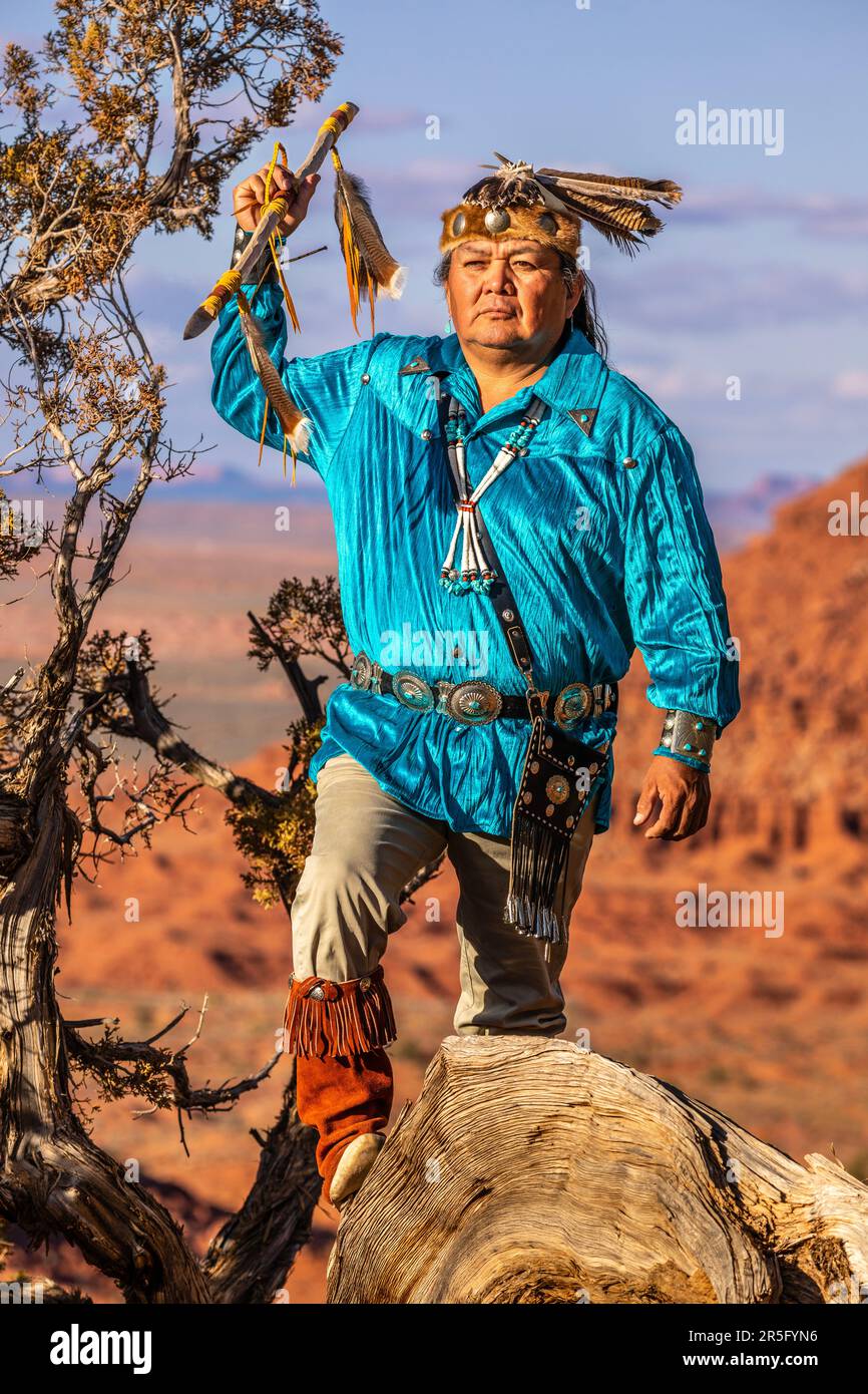 Guerrero navajo indio americano con lanza en Monument Valley Navajo Tribal Park, Arizona, Estados Unidos Foto de stock