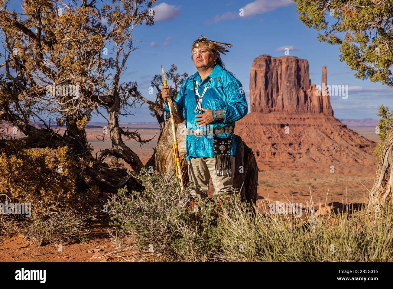 Guerrero navajo indio americano con lanza en Monument Valley Navajo Tribal Park, Arizona, Estados Unidos Foto de stock