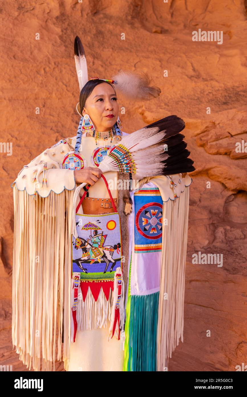 Mujer Navajo india americana en el arco de la luna de miel en Mystery Valley del Parque Tribal Navajo del Valle del Monumento, Arizona, Estados Unidos Foto de stock