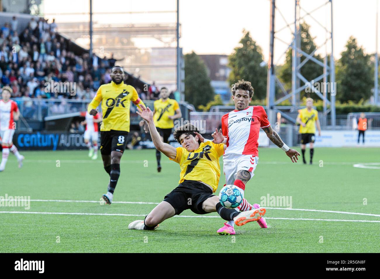 EMMEN (lr) Anselmo Garcia Mac Nulty del NAC Breda, Jeremy Antonisse