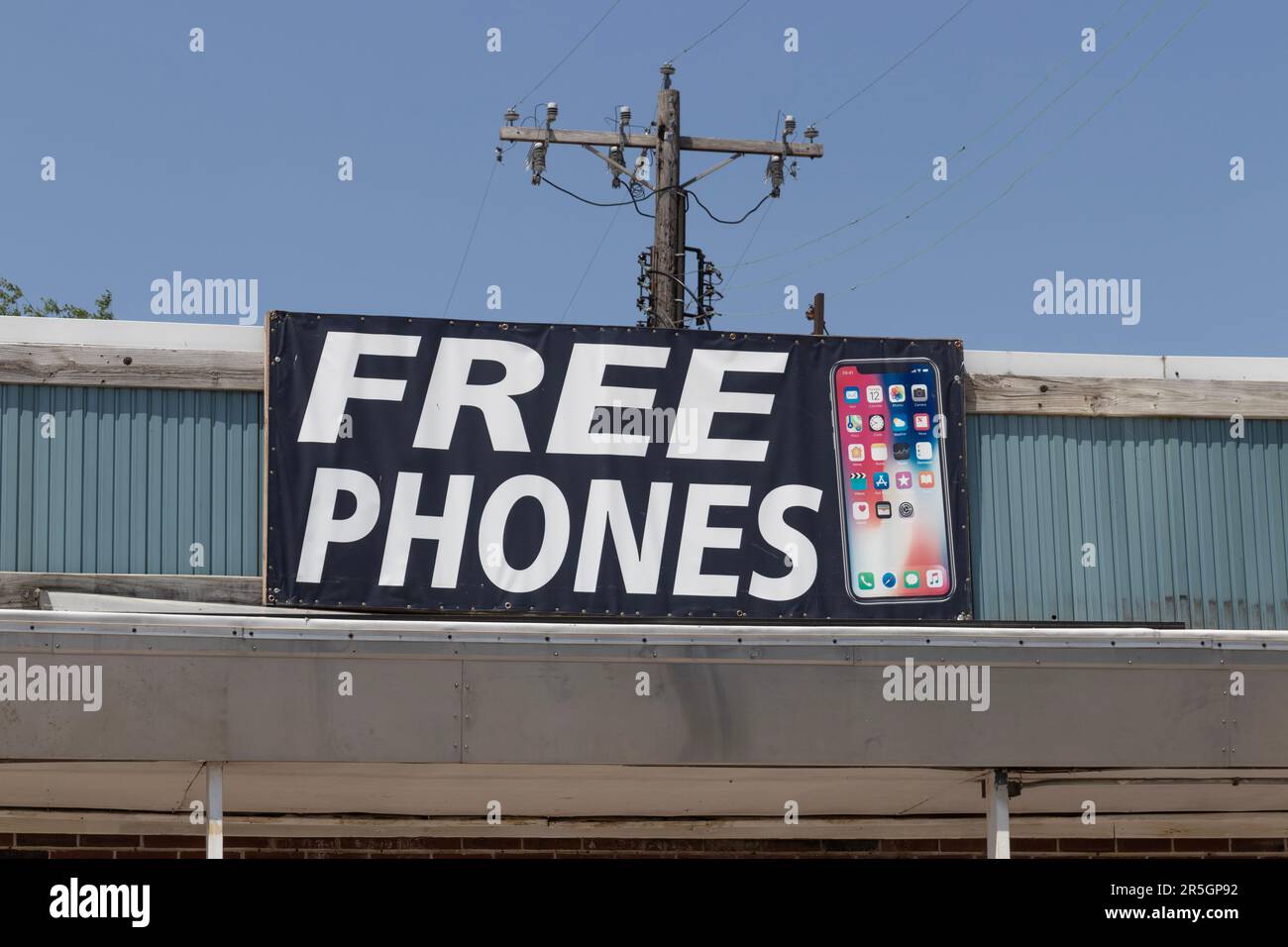 Danville - Circa junio de 2023: Publicidad GRATUITA de TELÉFONOS con un iPhone. Los teléfonos gratuitos o de costo reducido son una tentación para cambiar de proveedor. Foto de stock