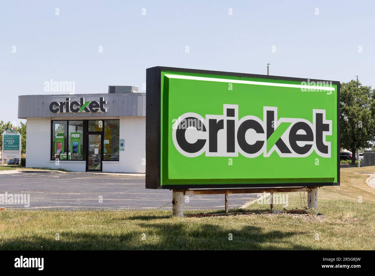 Champaign - Circa Junio 2023: Tienda de Cricket Wireless. Cricket Wireless ofrece servicio celular prepagado y es una subsidiaria de AT&T Mobility. Foto de stock