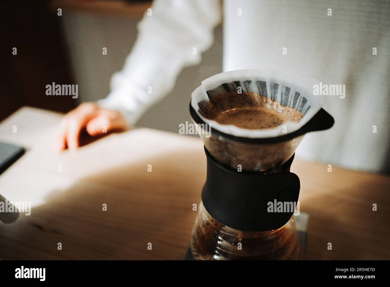Cafetera manual fotografías e imágenes de alta resolución - Alamy
