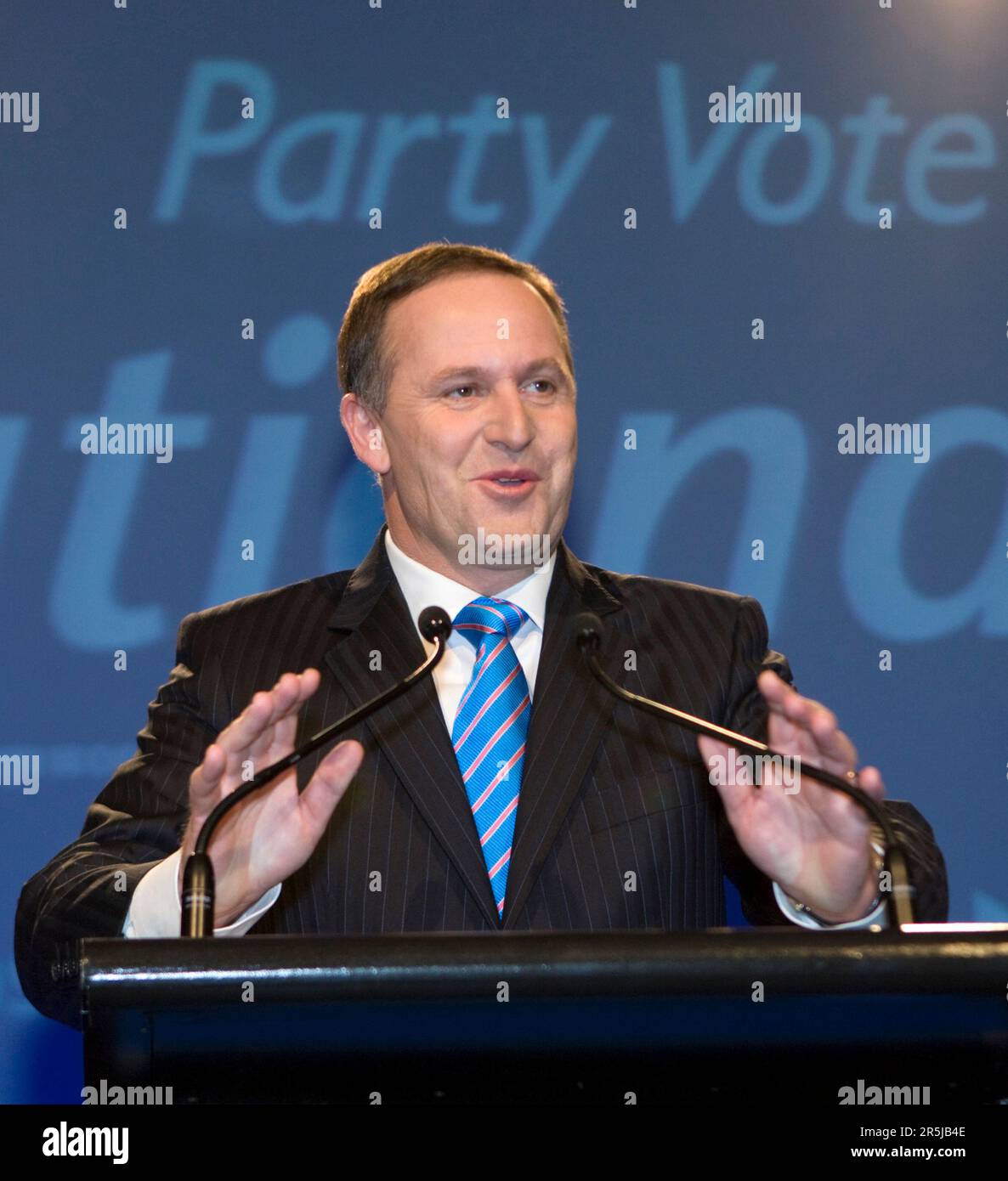 John Key, líder del Partido Nacional, habla en la apertura de la campaña electoral del Partido Nacional, Auckland, Nueva Zelanda, el domingo 12 de octubre, 2008. Foto de stock