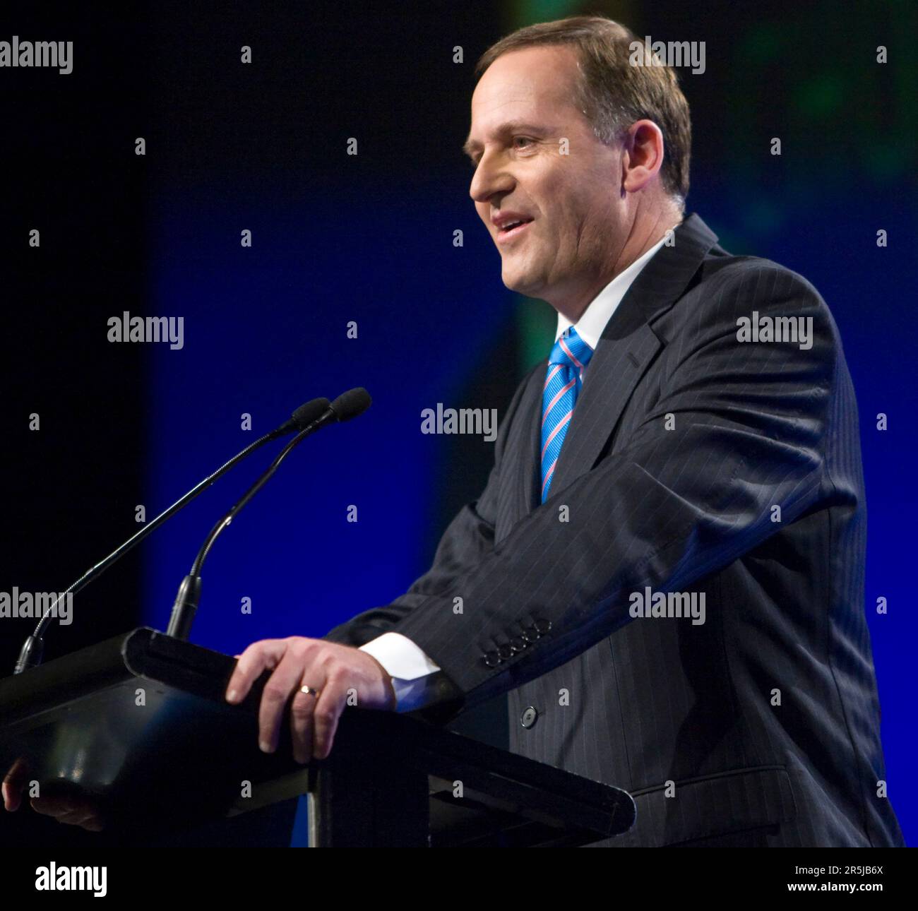 John Key, líder del Partido Nacional, habla en la apertura de la campaña electoral del Partido Nacional, Auckland, Nueva Zelanda, el domingo 12 de octubre, 2008. Foto de stock