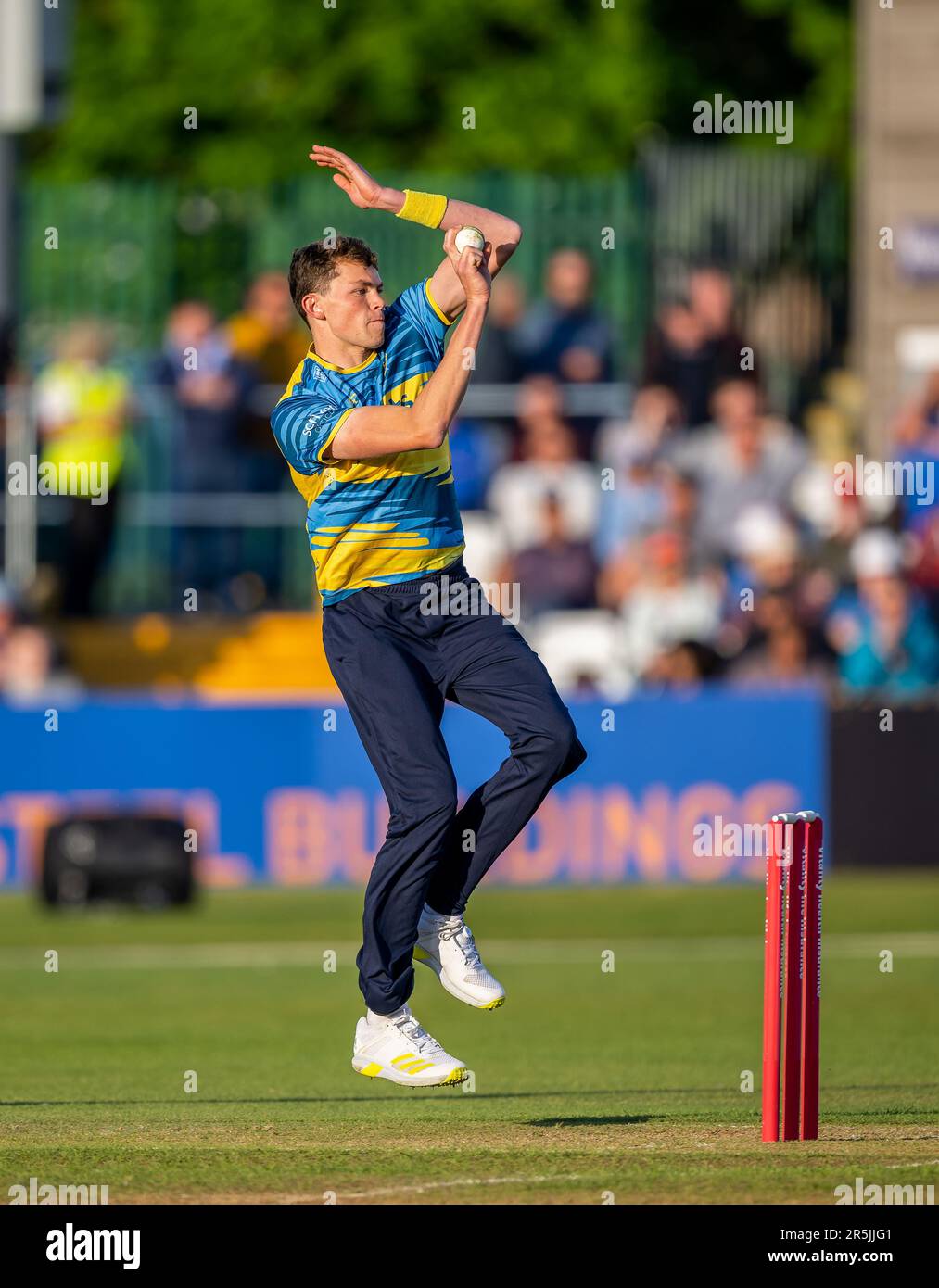 Henry Brookes bolera para Birmingham Bears en un partido de Vitality Blast T20 contra Derbyshire Falcons Foto de stock