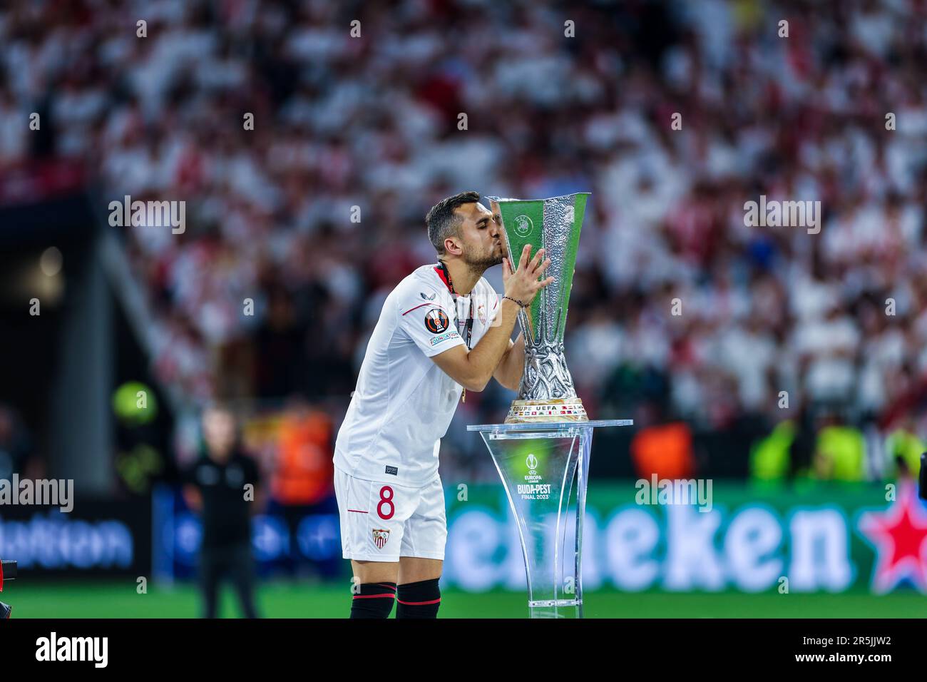 El centrocampista español del Sevilla, Joan Jordan Moreno, besa el trofeo  tras ganar la final de la UEFA Europa League entre el Sevilla FC y EL AS  Roma en el Puskas Arena.