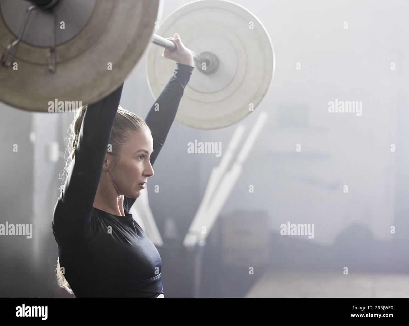 https://c8.alamy.com/compes/2r5jwe0/barbell-fitness-y-mujer-en-el-gimnasio-para-levantamiento-de-pesas-entrenamiento-de-culturista-y-musculos-fuertes-cuerpo-sano-pesas-y-persona-femenina-en-centro-deportivo-2r5jwe0.jpg