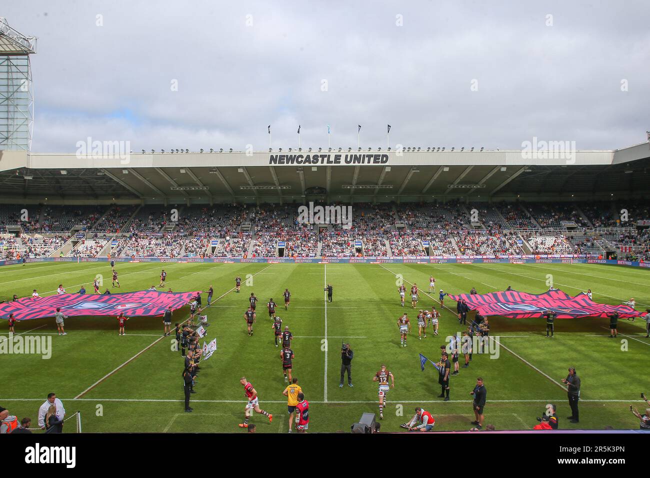 Los equipos se abren camino al campo durante el partido del fin de semana mágico St Helens vs Huddersfield Giants en St. Parque de James, Newcastle, Reino Unido, 4 de junio de 2023 (Foto de Gareth Evans/News Images) Foto de stock