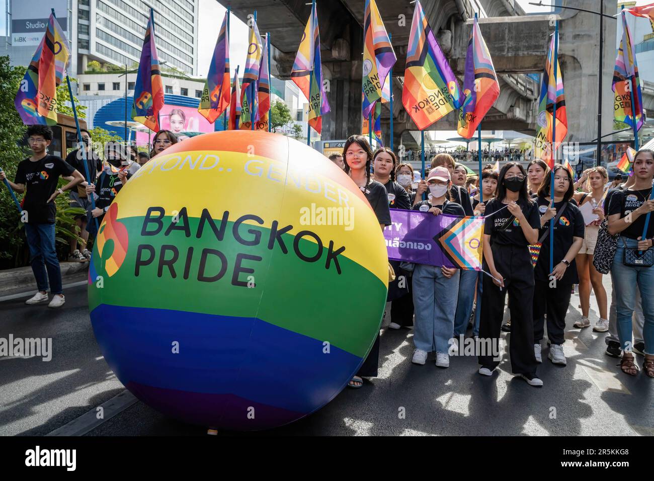Se ve a la gente desfilando durante el Desfile del Orgullo de Bangkok 2023 detrás del símbolo y el tema del Desfile del Orgullo de Bangkok 2023 'Más allá del Género', en el Centro de Arte y Cultura de Bangkok (BACC) en la intersección de Pathumwan. Organizado por la organización sin fines de lucro Naruemit Pride y la Administración Metropolitana de Bangkok, Bangkok PRIDE DESFILE 2023 bajo el tema ìBeyond Genderî Empieza desde el Centro de Arte y Cultura de Bangkok (BACC) en la intersección de Pathumwan con Rama 1 Road. Organizado por la organización sin fines de lucro Naruemit Pride y la Administración Metropolitana de Bangkok, el desfile del orgullo de Bangkok 2023 bajo el tema “Más allá de Gend Foto de stock