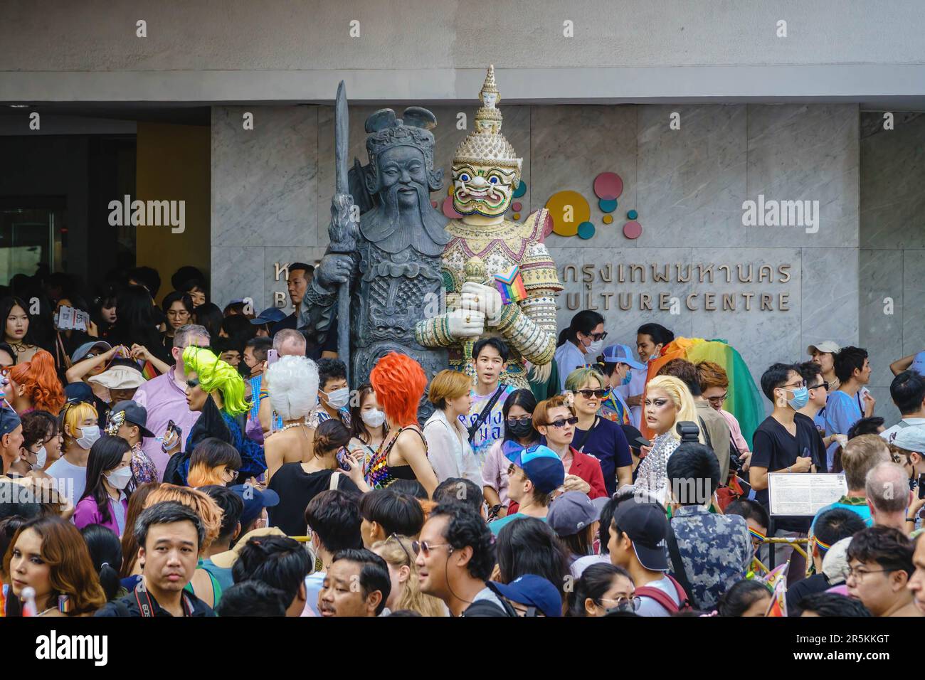 Dos antiguos estatutos asiáticos que simbolizan la protección están siendo rodeados por una multitud masiva que espera la apertura del Desfile del Orgullo de Bangkok 2023, frente al Centro de Arte y Cultura de Bangkok (BACC) en la intersección de Pathumwan, Tailandia. Organizado por la organización sin fines de lucro Naruemit Pride y la Administración Metropolitana de Bangkok, Bangkok PRIDE DESFILE 2023 bajo el tema ìBeyond Genderî Empieza desde el Centro de Arte y Cultura de Bangkok (BACC) en la intersección de Pathumwan con Rama 1 Road. Organizado por la organización sin fines de lucro Naruemit Pride y la Administración Metropolitana de Bangkok, desfile del orgullo de Bangkok Foto de stock