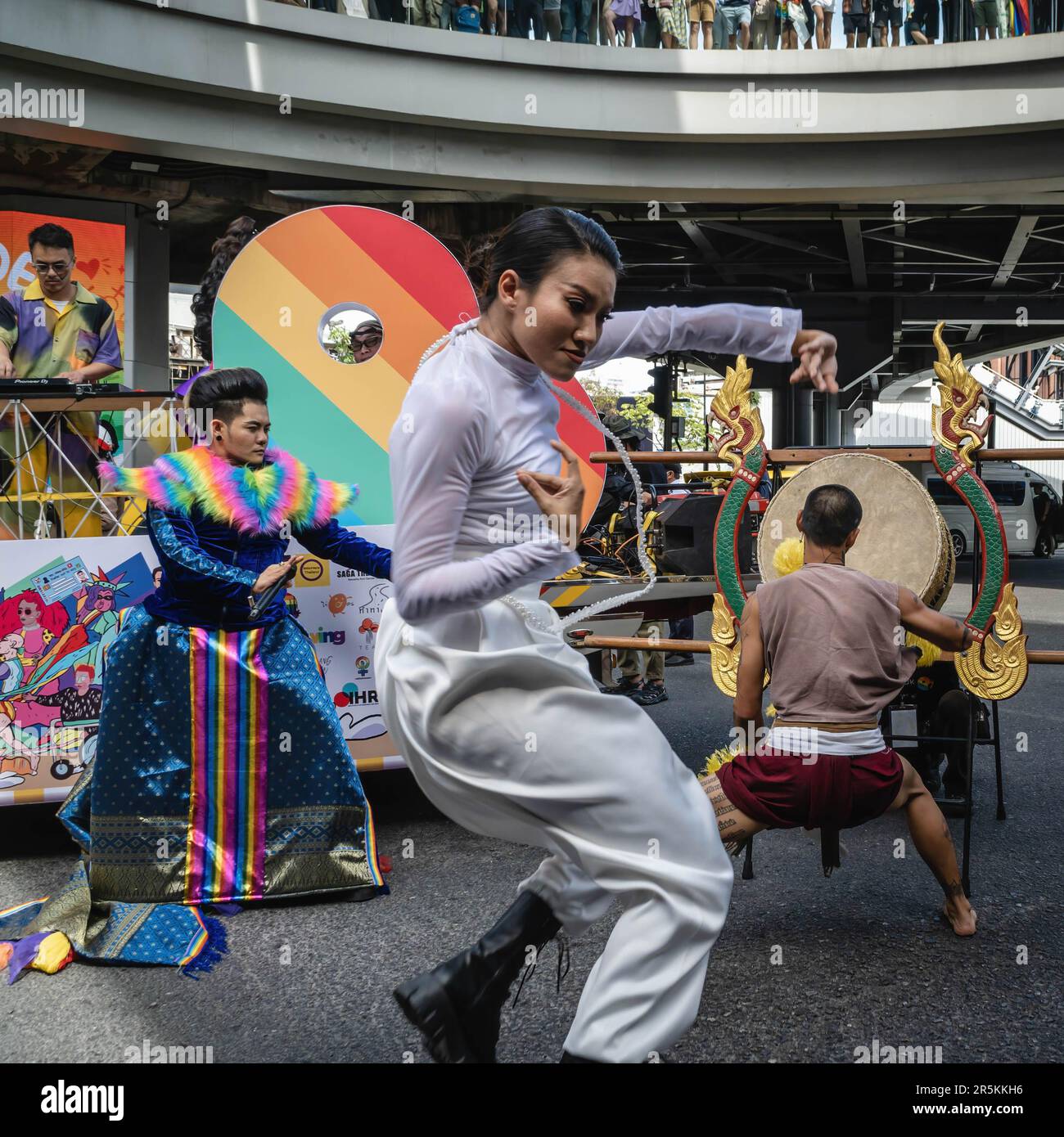 Los artistas de una carroza del desfile son vistos cantando y bailando durante el desfile del orgullo de Bangkok 2023, en la intersección de Pathumwan. Organizado por la organización sin fines de lucro Naruemit Pride y la Administración Metropolitana de Bangkok, Bangkok PRIDE DESFILE 2023 bajo el tema ìBeyond Genderî Empieza desde el Centro de Arte y Cultura de Bangkok (BACC) en la intersección de Pathumwan con Rama 1 Road. Organizado por la organización sin fines de lucro Naruemit Pride y la Administración Metropolitana de Bangkok, el desfile del orgullo de Bangkok 2023 bajo el tema “Más allá del género” comienza desde el Centro de Arte y Cultura de Bangkok (BACC) en la intersección de Pathumwan Foto de stock