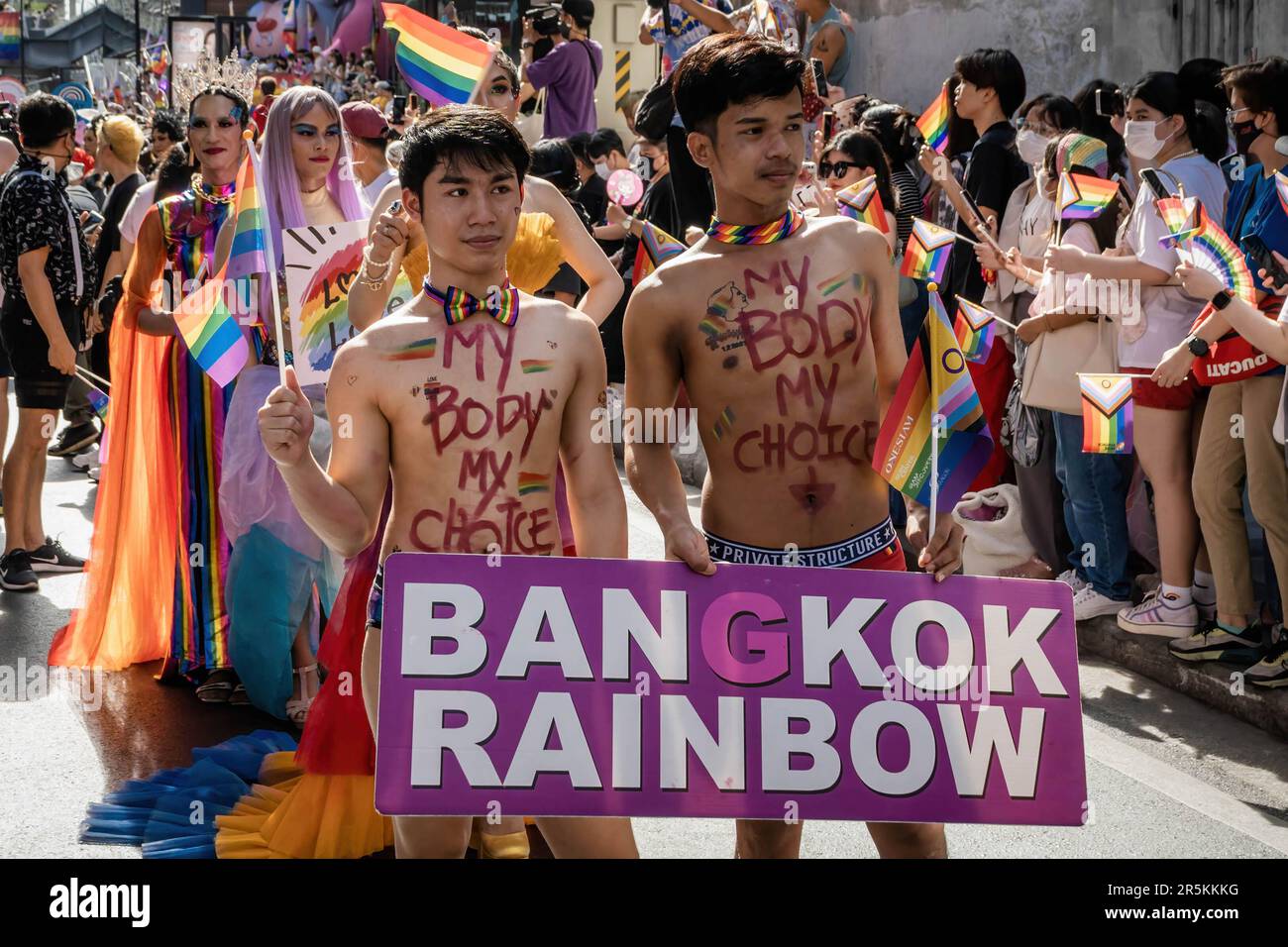 Los hombres son vistos desfilando para Bangkok Rainbow Organization (BRO), una ONG comunitaria que apoya el bienestar LGBT, durante el desfile del orgullo de Bangkok 2023, en el Centro de Arte y Cultura de Bangkok (BACC) en la intersección de Pathumwan. Organizado por la organización sin fines de lucro Naruemit Pride y la Administración Metropolitana de Bangkok, Bangkok PRIDE DESFILE 2023 bajo el tema ìBeyond Genderî Empieza desde el Centro de Arte y Cultura de Bangkok (BACC) en la intersección de Pathumwan con Rama 1 Road. Organizado por la organización sin fines de lucro Naruemit Pride y la Administración Metropolitana de Bangkok, el desfile del orgullo de Bangkok 2023 bajo el tema “Más allá Foto de stock