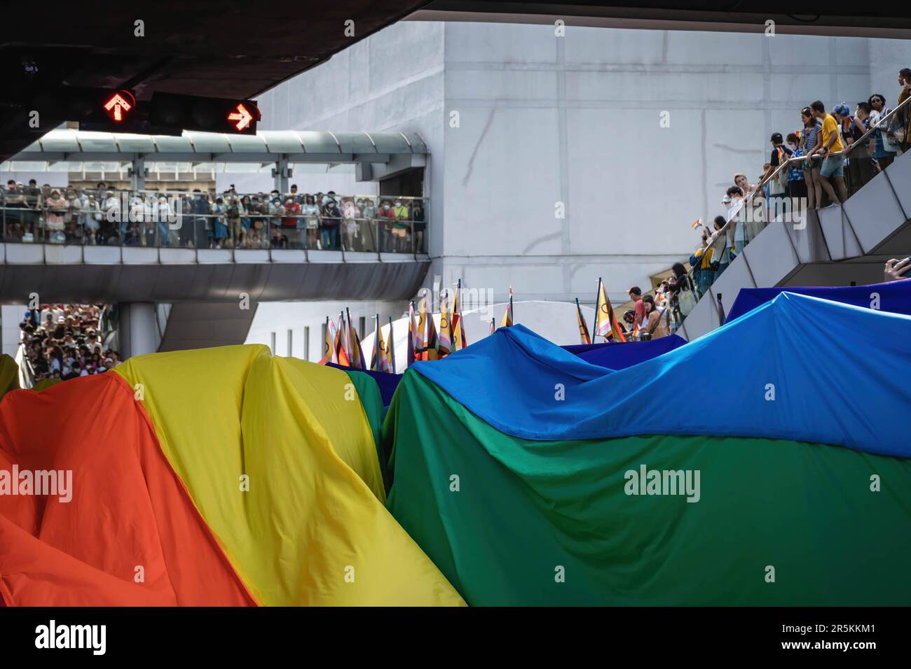 Los participantes del Desfile del Orgullo de Bangkok 2023 son vistos portando una bandera arcoíris gigante en la intersección de Pathumwan. Organizado por la organización sin fines de lucro Naruemit Pride y la Administración Metropolitana de Bangkok, Bangkok PRIDE DESFILE 2023 bajo el tema ìBeyond Genderî Empieza desde el Centro de Arte y Cultura de Bangkok (BACC) en la intersección de Pathumwan con Rama 1 Road. Organizado por la organización sin fines de lucro Naruemit Pride y la Administración Metropolitana de Bangkok, el desfile del orgullo de Bangkok 2023 bajo el tema “Más allá del género” comienza desde el Centro de Arte y Cultura de Bangkok (BACC) en la intersección de Pathumwan con Rama 1 Road. Foto de stock