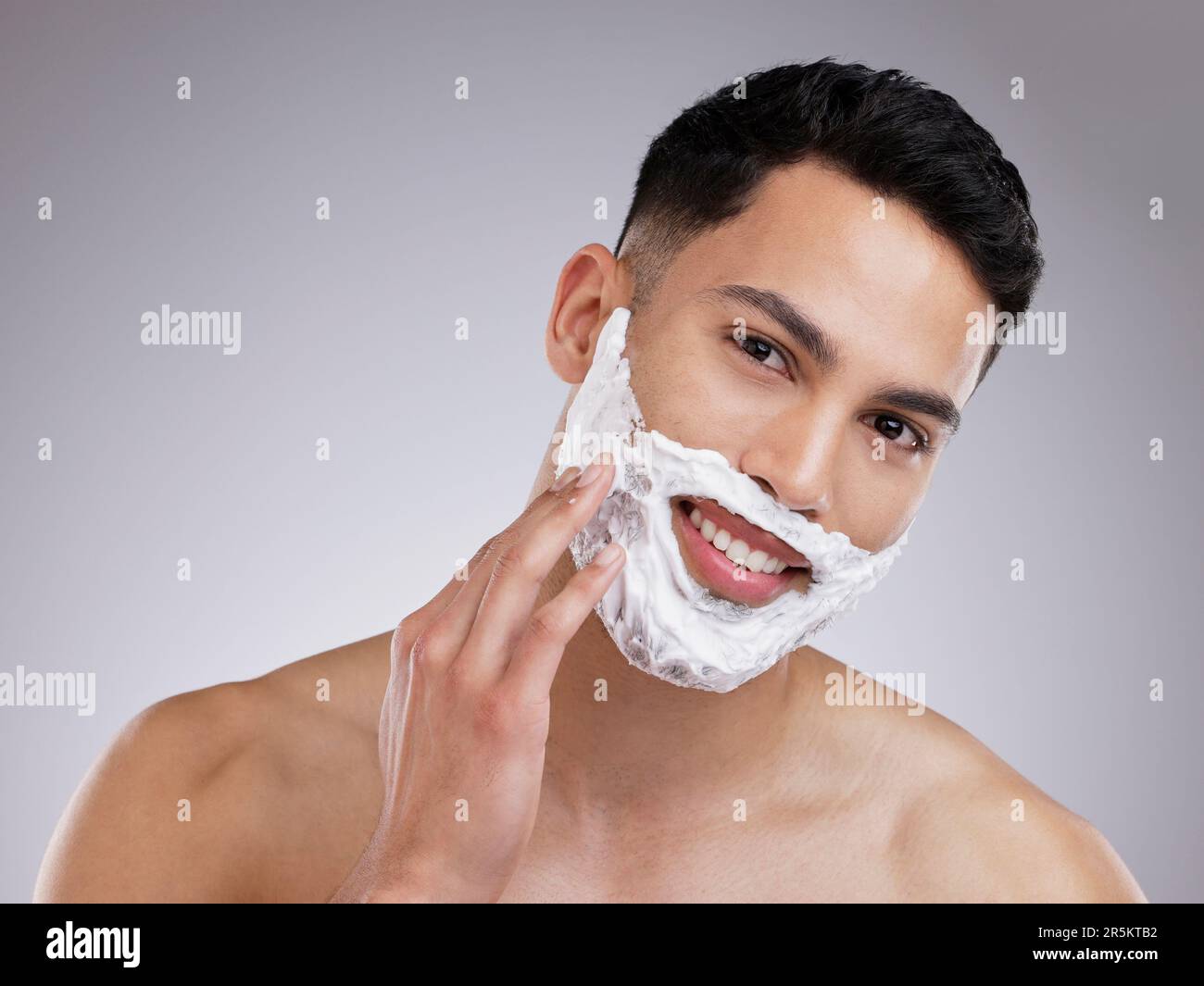Espuma de afeitar hombre feliz y retrato con crema y maquinilla de afeitar  para limpieza facial