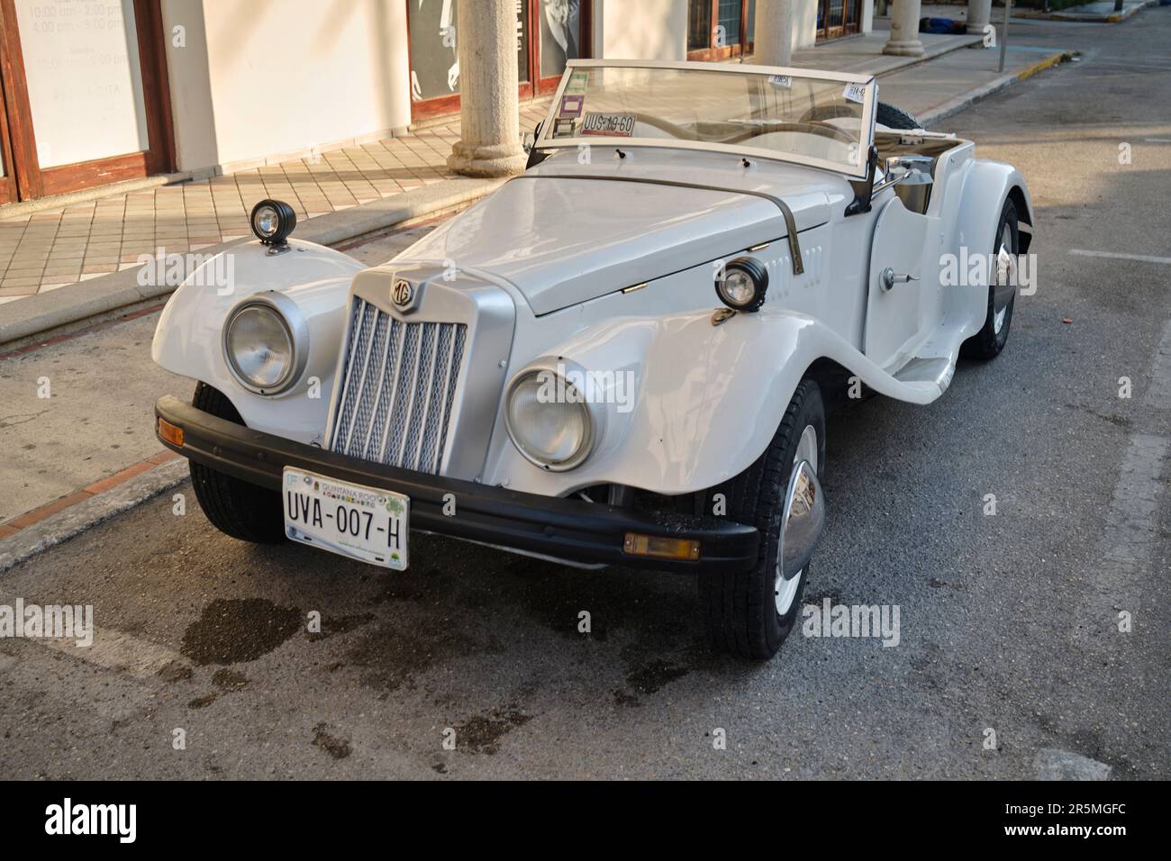 MG Classic Car estacionado en Playa del Carmen México Foto de stock