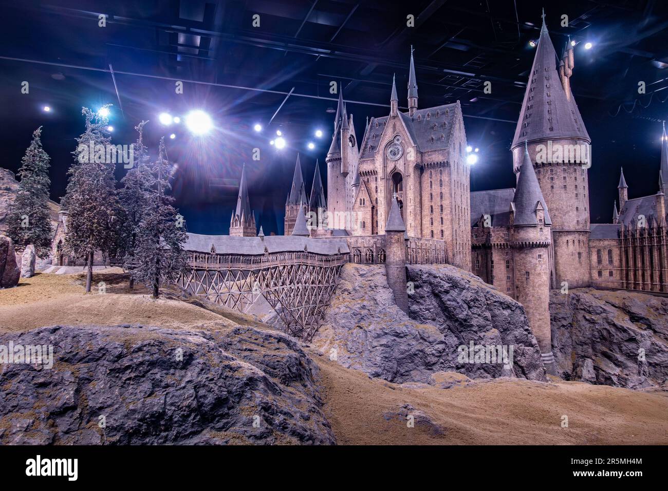 Modelo de la Escuela Hogwarts de Magia y Hechicería en la gira de estudio de Harry Potter de Warner Brothers en Watford, Reino Unido Foto de stock