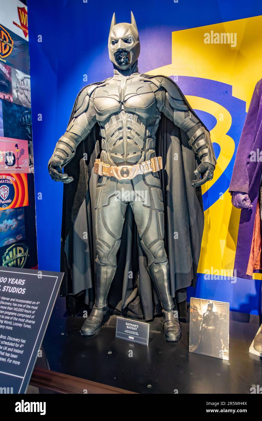 Un traje de batman como lo advierte Christian Bale en exhibición en el Harry Potter Studio Tour en Watford, Reino Unido Foto de stock