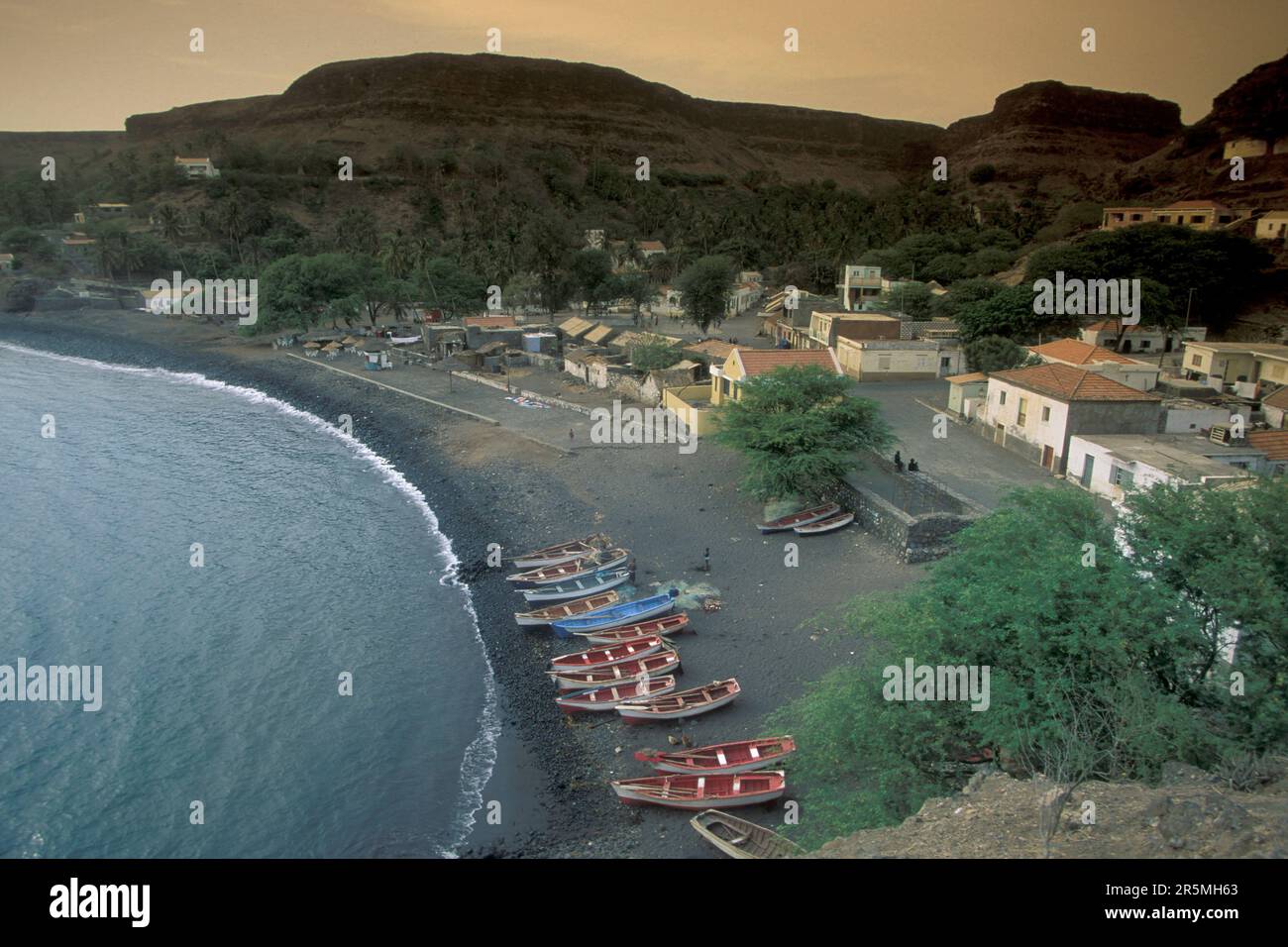 Barcos de pesca en la playa y bahía de la aldea pesquera Cidade Velha
