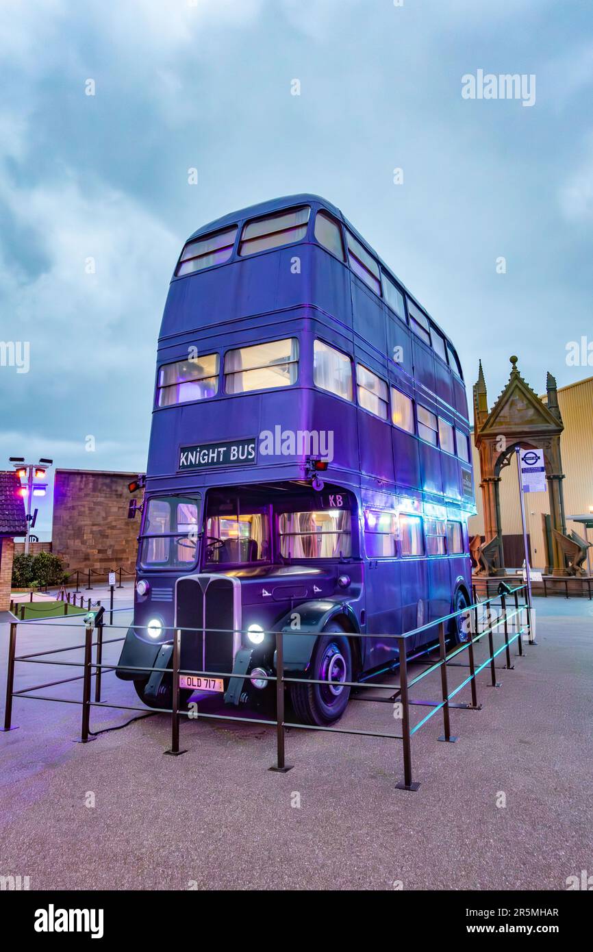 El autobús de caballeros como se ve en la película Harry Potter y el prisionero de Azkaban en exhibición en la gira de Warner Brothers Harry Potter en Watford, Reino Unido Foto de stock