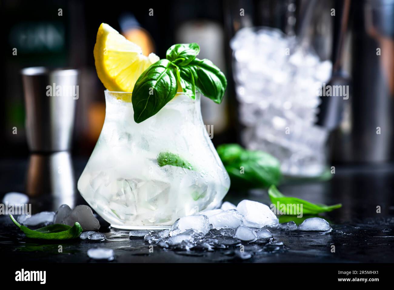 El Bizzcoti Bebida alcohólica con mezcal, licor, jarabe, jugo de limón,  albahaca verde, especias y hielo triturado, barra oscura de fondo  Fotografía de stock - Alamy