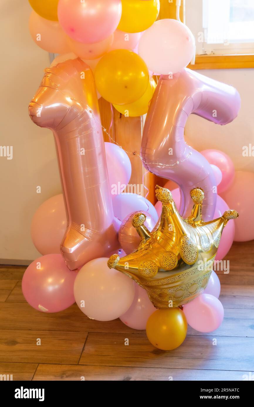 Globos de colores de fondo, colores pastel y punchy soft focus. Rosa y  menta globos cumpleaños decoración mural fotográfico Fotografía de stock -  Alamy
